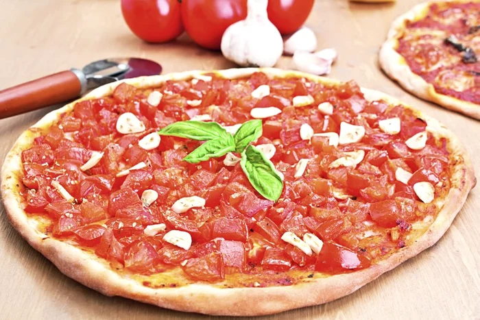 pizza cu rosii si usturoi jpeg