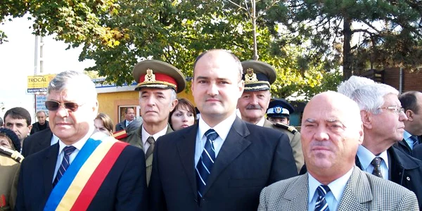 Primarul Nicolae Dragu(stânga) va petrece alături de cei dragi