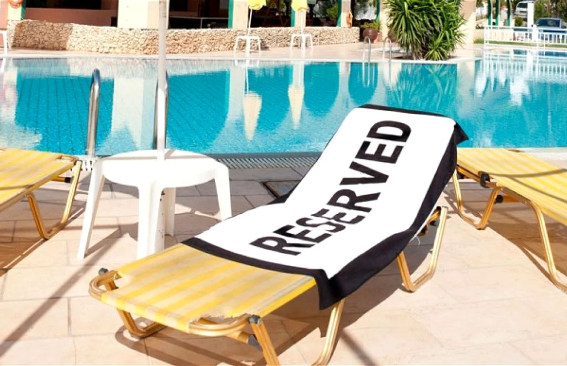 Aplicaţia BookMySunbed, recent lansată pentru staţiunea spaniolă Marbella, le oferă turiştilor posibilitatea să-şi rezerve şezlongurile înainte de a ajunge la destinaţie. FOTO telegraph.co.uk