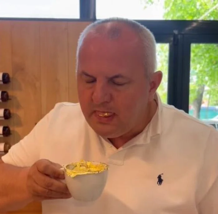 Avram Gal bea cafea cu spumă de aur și își invită clienții să o servească
