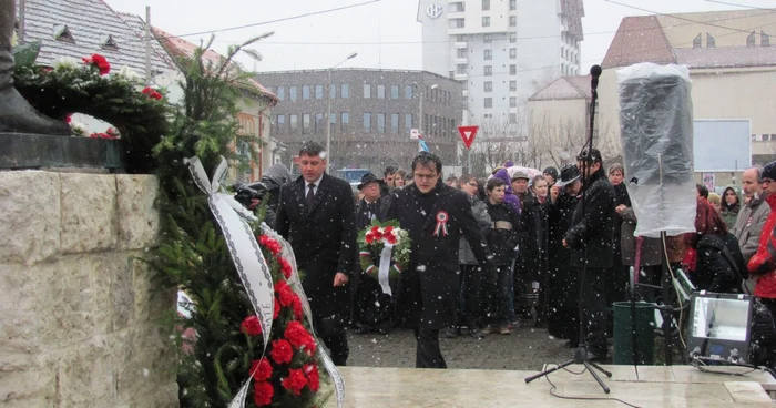 La statuia lui Petofi Sandor au fopst depuse coroane cu flori