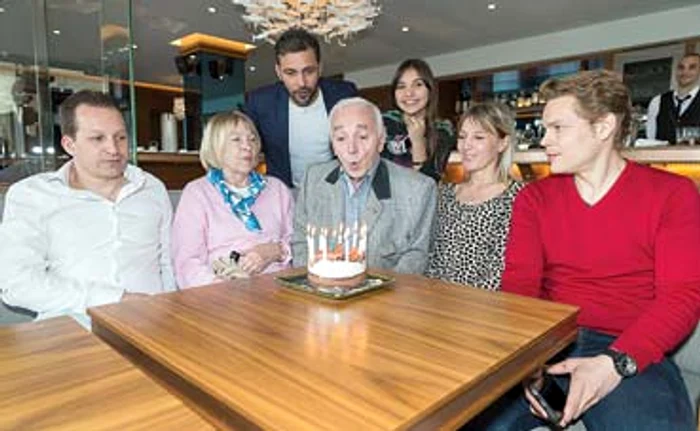 Artistul, împreună cu soţia, Ulla (stânga), fiica Katia (dreapta) şi nepoţi