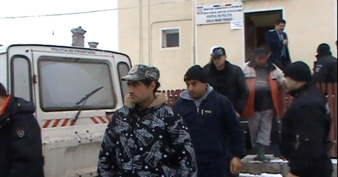 Cei doi bărbaţi au fost conduşi de poliţişti direct la Penitenciarul colibaşi