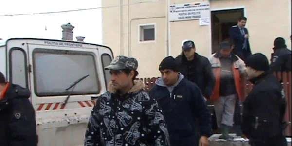Cei doi bărbaţi au fost conduşi de poliţişti direct la Penitenciarul colibaşi