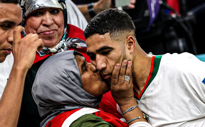 Achraf Hakimi, pupat de mama sa pe teren, una dintre cele mai puternice imagini ale Mondialului.