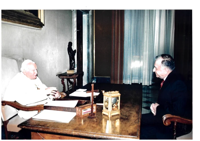 Foto 6. Ion Iliescu și Papa Ioan Paul al II lea, Vatican, 2001, ©arhiva personală