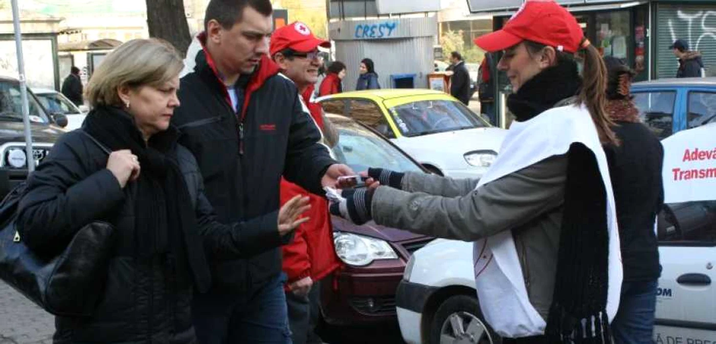 Voluntarii Crucii Roşii (foto arhivă)
