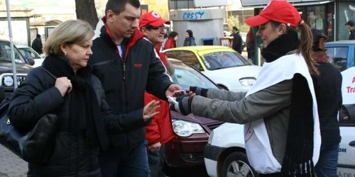 Voluntarii Crucii Roşii (foto arhivă)