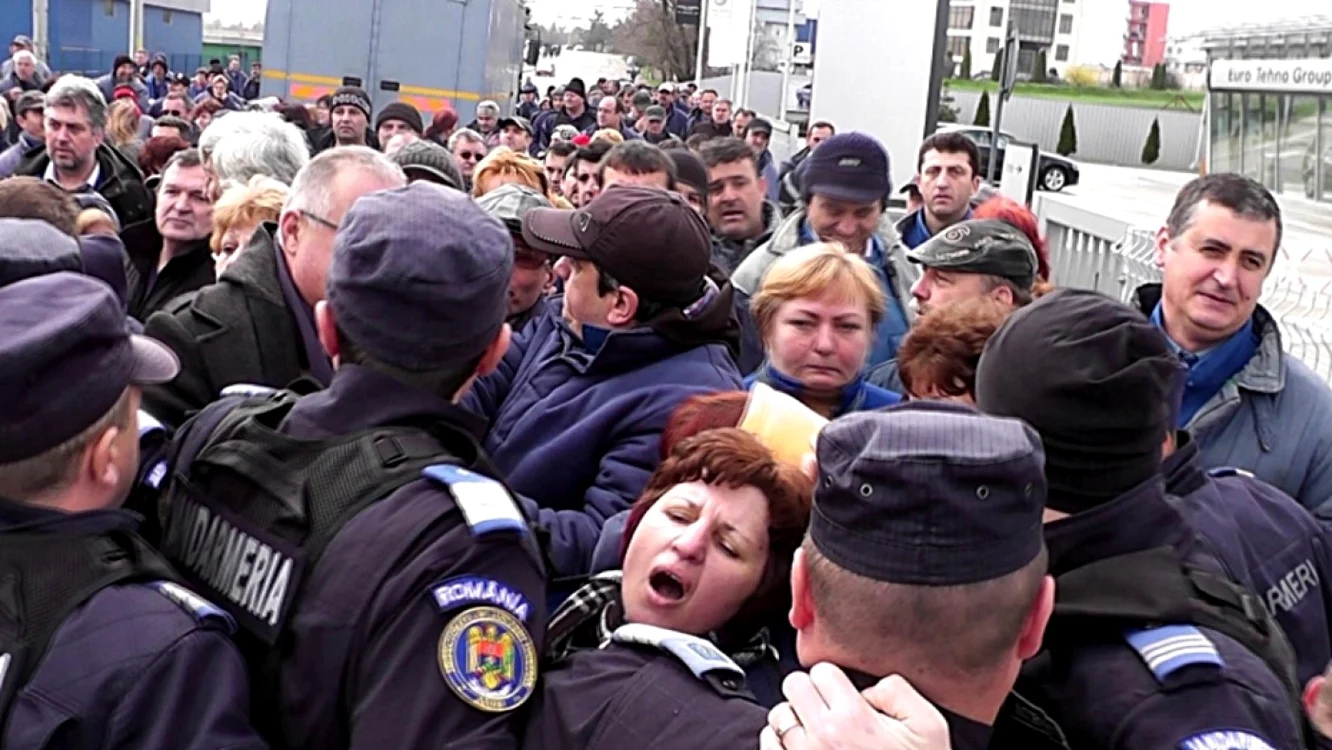 Protestatarii au încercat să spargă cordonul de jandarmi                   FOTO Laurenţiu Ionescu