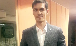 George e un bărbat  care se pricepe  și la actorie,  dar și la poezie jpeg