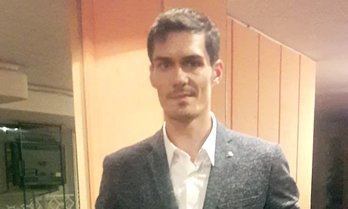 George e un bărbat  care se pricepe  și la actorie,  dar și la poezie jpeg