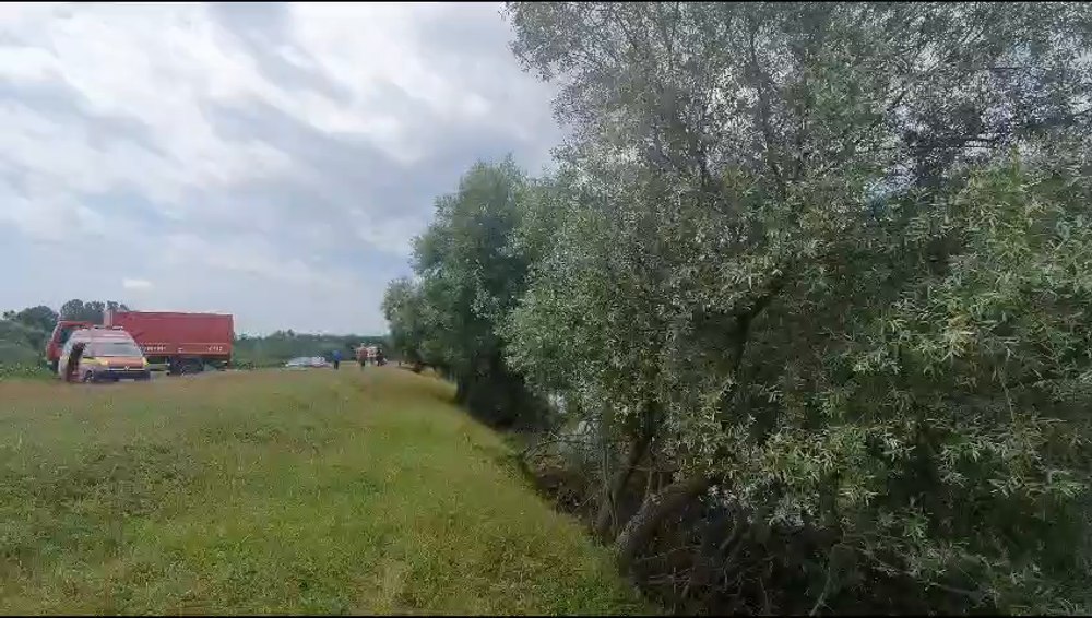 Fapta dramatică a unui cioban de 18 ani care a sărit în apele Siretului ca să salveze un miel VIDEO 