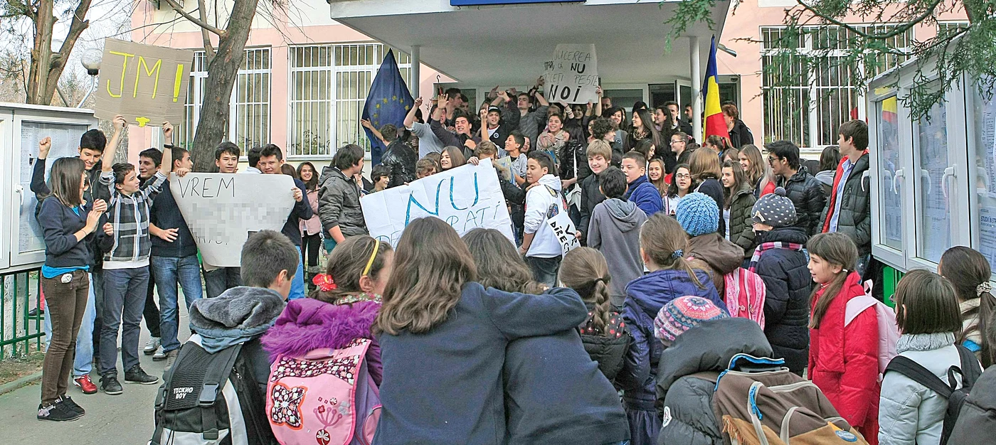 Elevii sunt alături de profesorii lor, care au eşuat din nou în privinţa negocierilor referitoare la salarii