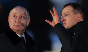 Vladimir Medinski și Vladimir Putin la comemorarea celui de al doilea Război Mondial FOTO EPA EFE jpg