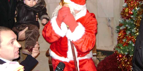 Moş Crăciun dă cadouri copiilor