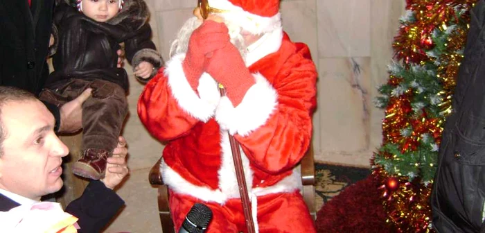 Moş Crăciun dă cadouri copiilor