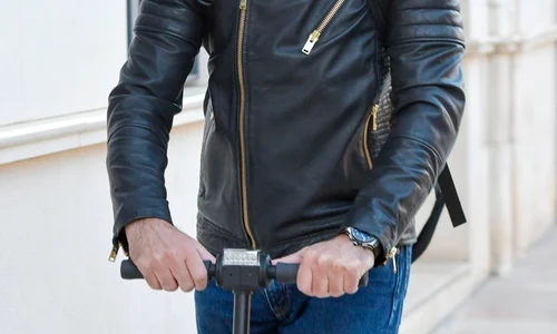 1 antonio banderas pe trotineta 2 jpg jpeg