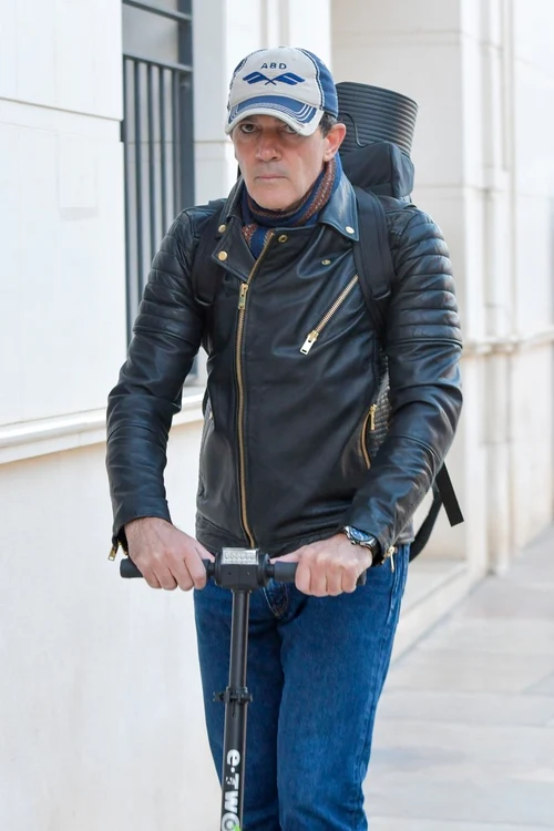 1 antonio banderas pe trotineta 2 jpg jpeg