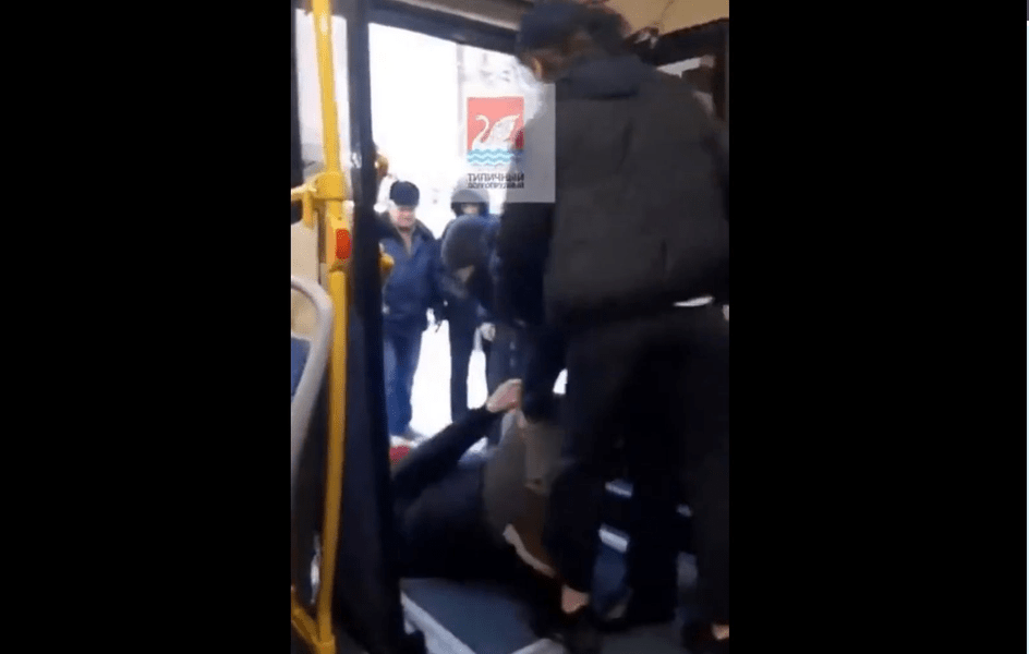 O femeie din Rusia a fost aruncată din autobuz pentru că a criticat războiul: „Du-te în Ucraina!” VIDEO