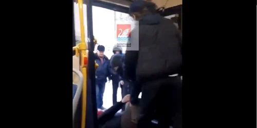 Rusoaica scoasa din autobuz gif jpg