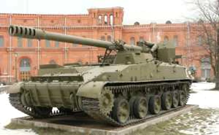 Tancul a acroşat maşina din plin 