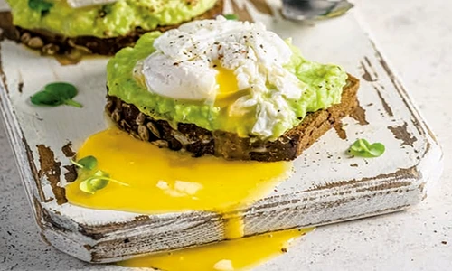toast cu avocado si ou posat jpg