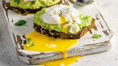 toast cu avocado si ou posat jpg