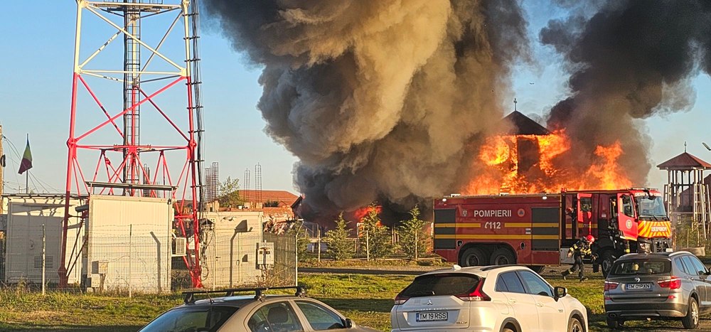 Biserică din lemn, mistuită de flăcări în apropiere de Timișoara. Au ars aproximativ 300 de metri pătrați