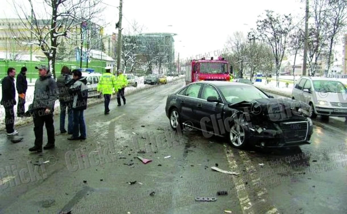 În urma impactului, şoferul autoturismului Dacia s-a lovit uşor la cap, însă nu a solicitat intervenţia medicilor
