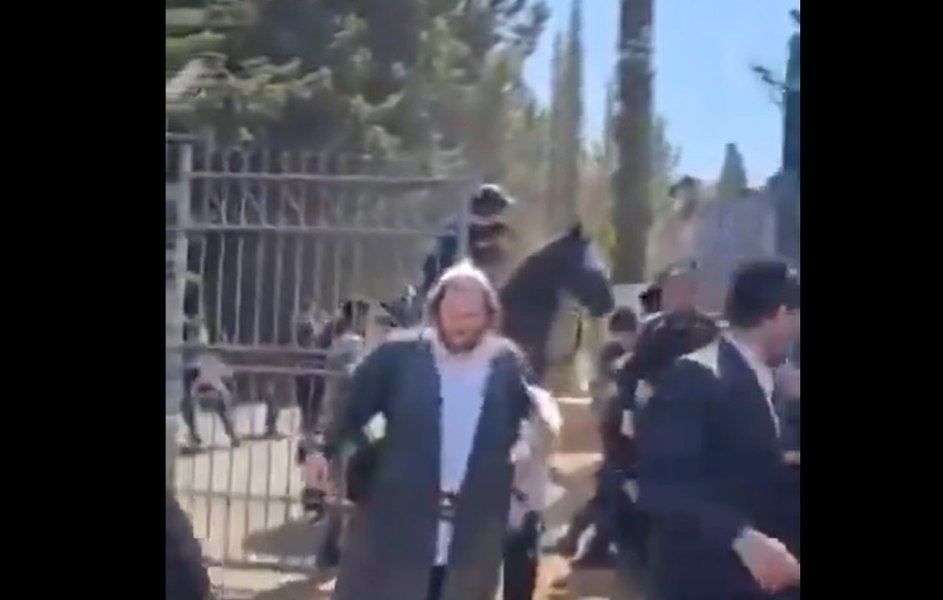 Zeci de evrei ultraortodocşi au încercat să intre cu forța într-o bază militara din Israel VIDEO