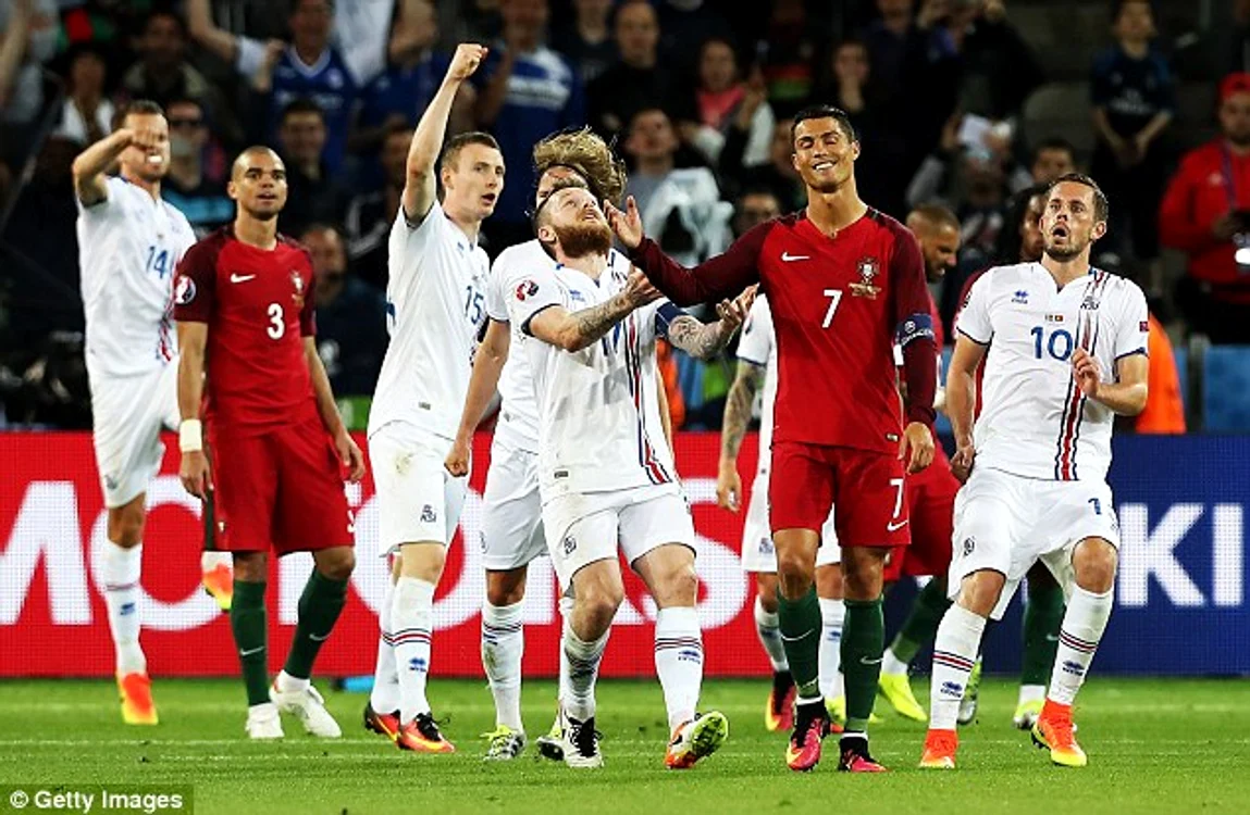 
    Islandezii au celebrat egalul cu Portugalia în faţa unui Ronaldo dezolat  