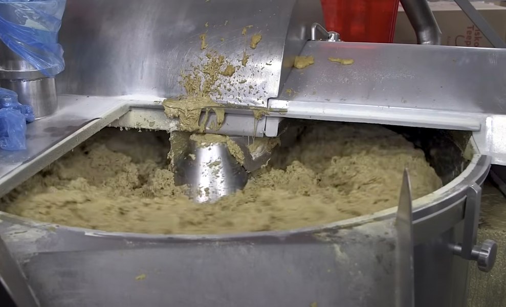 Cum este produsă carnea vegană. Un videoclip care vă poate întoarce stomacul pe dos VIDEO