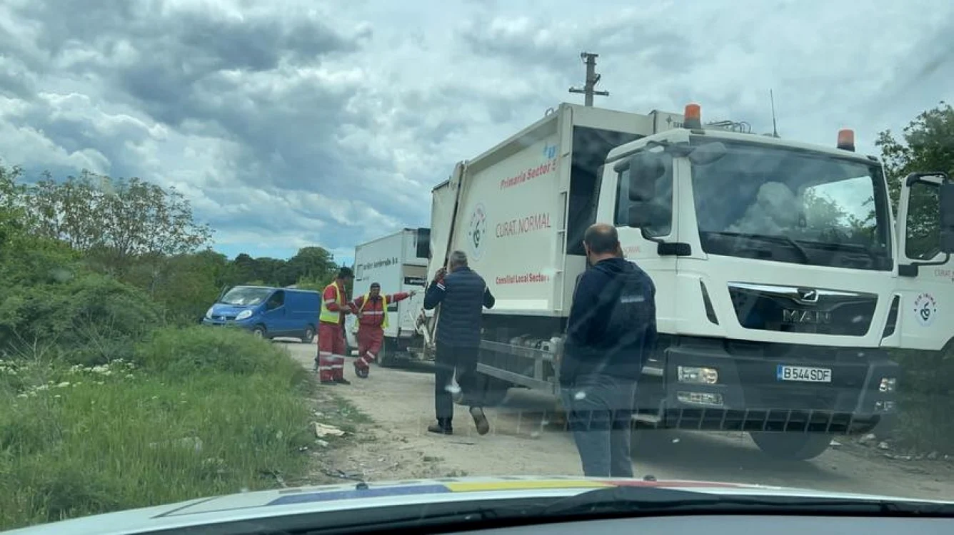 Angajaţi ai Societăţii Salubrizare Sector 5. Sursa: news.ro