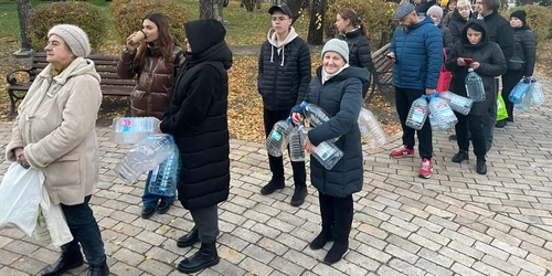 localnici Kiev coada apa Foto  Tom Soufi Burridge via Twitter