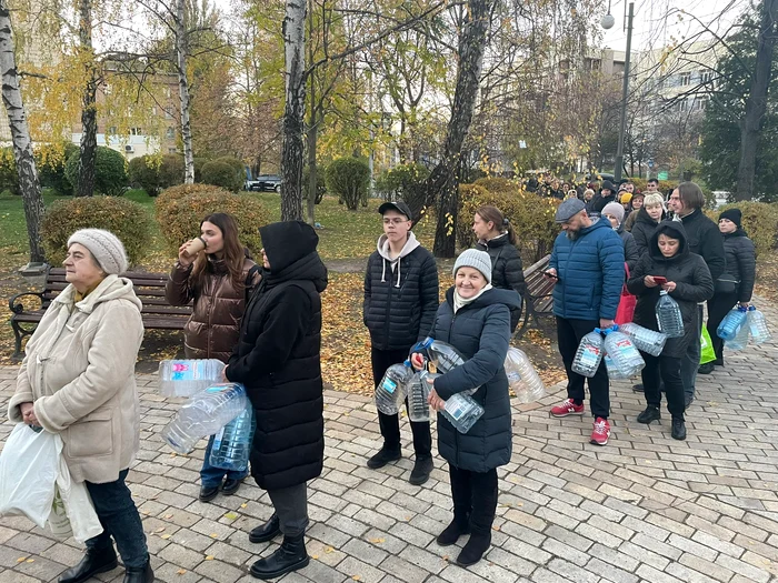 Ucraineni la coadă pentru a lua apă de băut în bidoane