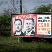 Panou de campanie al partidului Fidesz, care îi înfățișează pe Péter Magyar și pe Zelenski, cu mesajul Opriți-i FOTO AFP