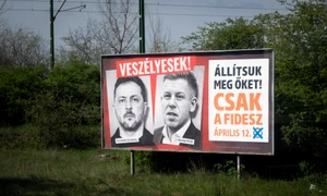 Panou de campanie al partidului Fidesz, care îi înfățișează pe Péter Magyar și pe Zelenski, cu mesajul Opriți-i FOTO AFP