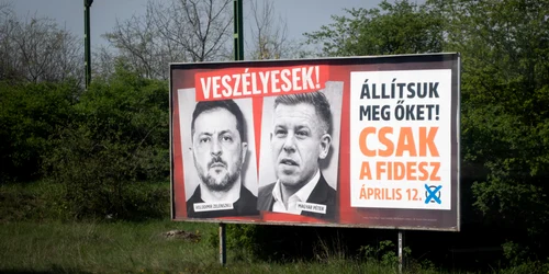 Panou de campanie al partidului Fidesz, care îi înfățișează pe Péter Magyar și pe Zelenski, cu mesajul Opriți-i FOTO AFP