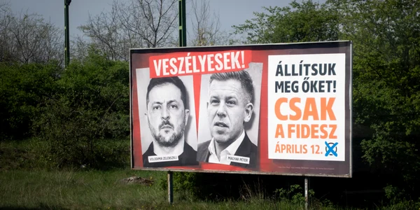 Panou de campanie al partidului Fidesz, care îi înfățișează pe Péter Magyar și pe Zelenski, cu mesajul Opriți-i FOTO AFP