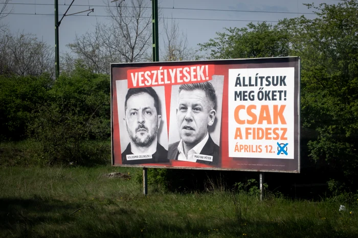 Panou al Fidesz, care îi înfățișează pe Péter Magyar și pe Zelenski, cu mesajul „Opriți-i” FOTO AFP