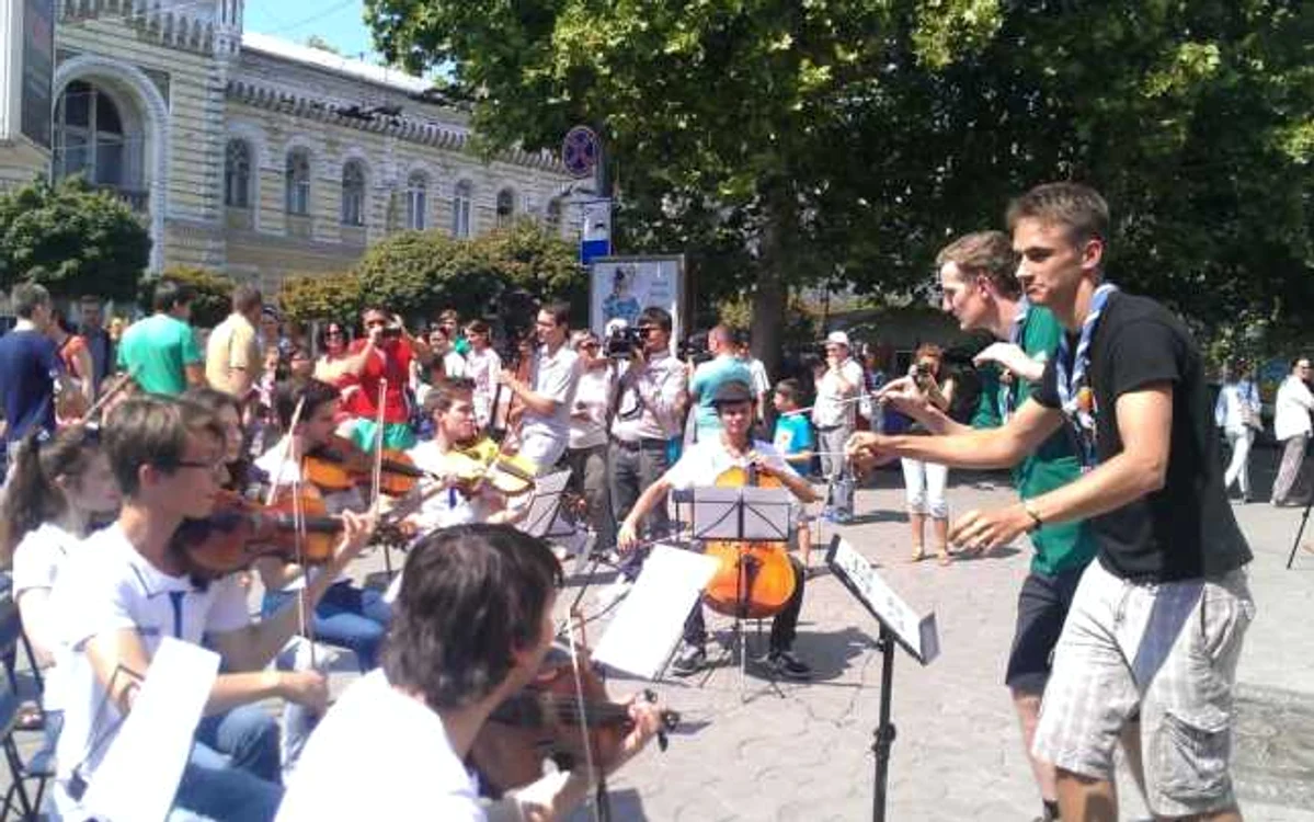 Chişinăuienii de toate vârstele au fost dirijori pentru o zi Foto: Andrei Rizescu