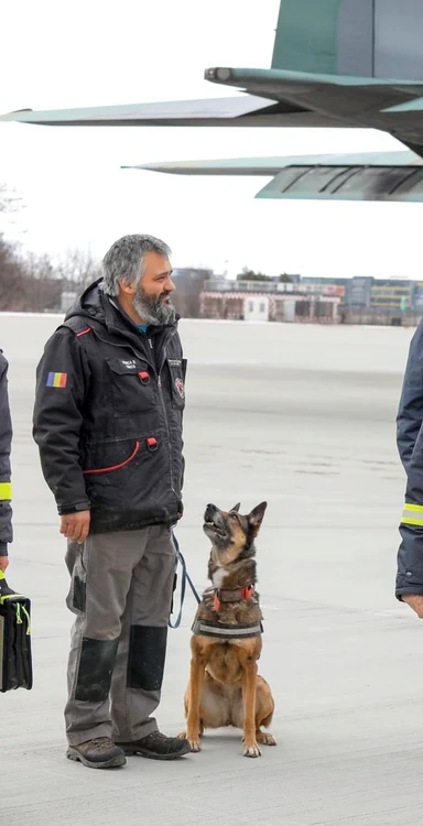 Romică o are pe Zura de la două luni şi jumătate şi de atunci o antrenează. Căţeluşa face 7 ani