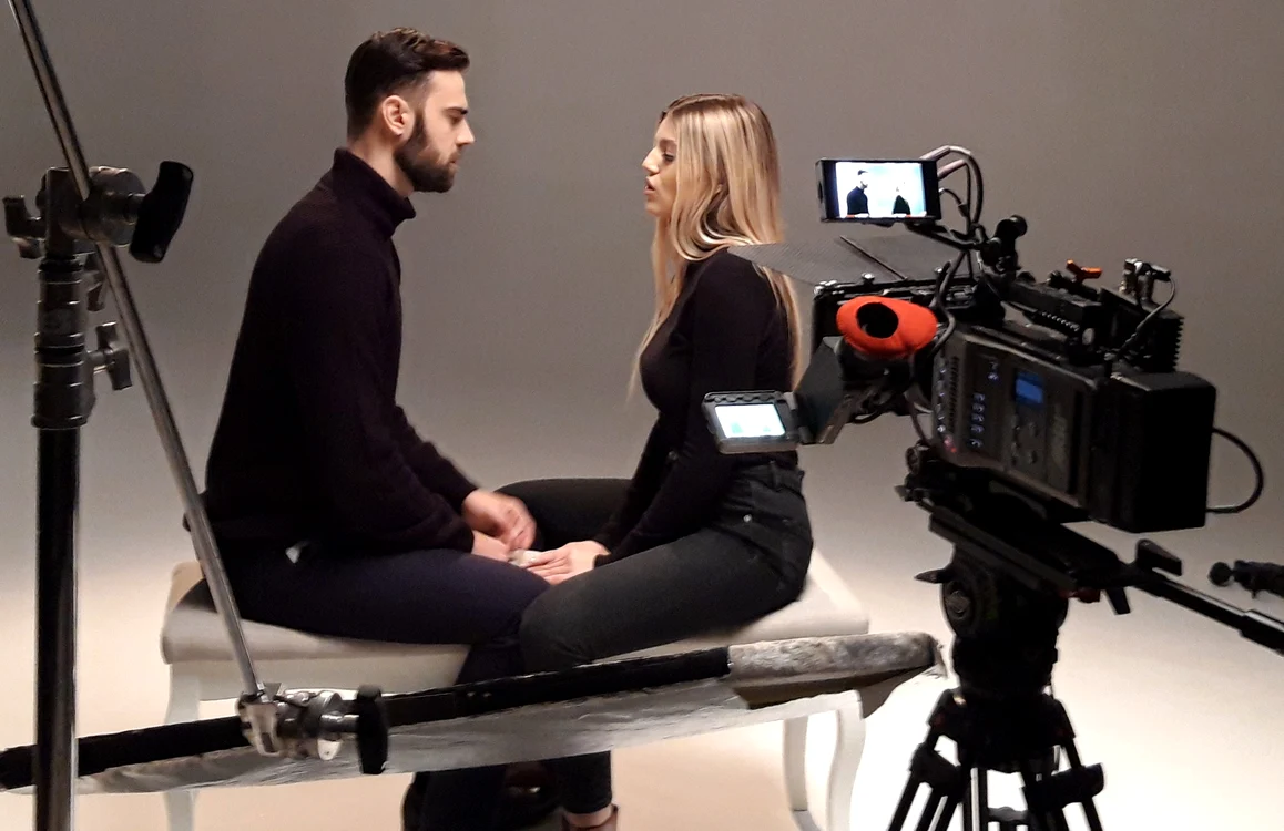 
    Denis Hanganu, la filmări, alături de Anamaria Petrișor  