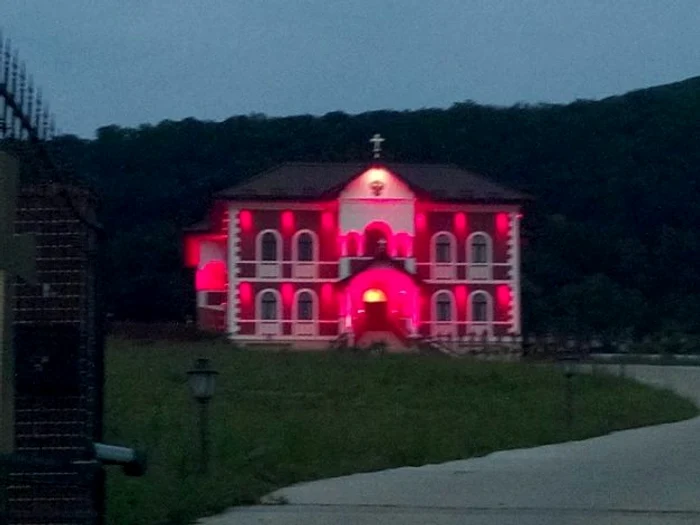 Sediul Episcopiei Sălajului seamănă a club de noapte (foto: adevarul.ro)
