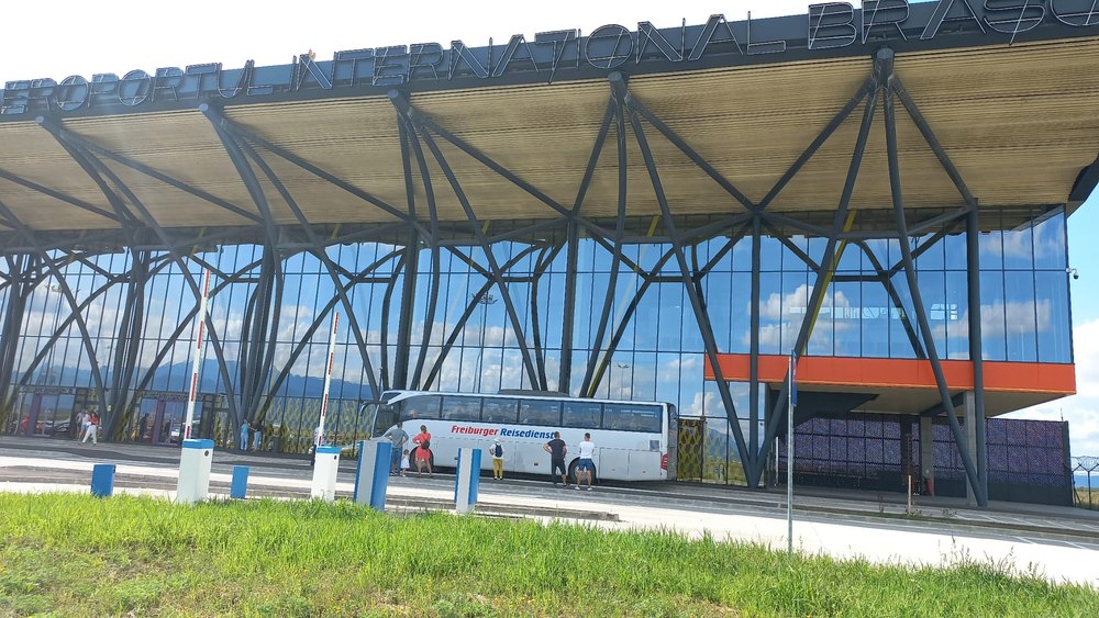 Numărul zborurilor a fost redus la mai puțin de jumătate, dar programul a fost prelungit la Aeroportul Brașov