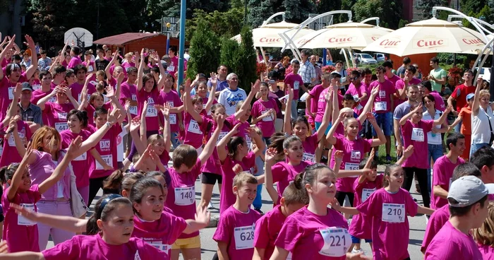 Încălzirea pentru crosul de 3 kilometri, condusă de campioana mondială la fitness, Diana Oprea FOTO Olimpia Man