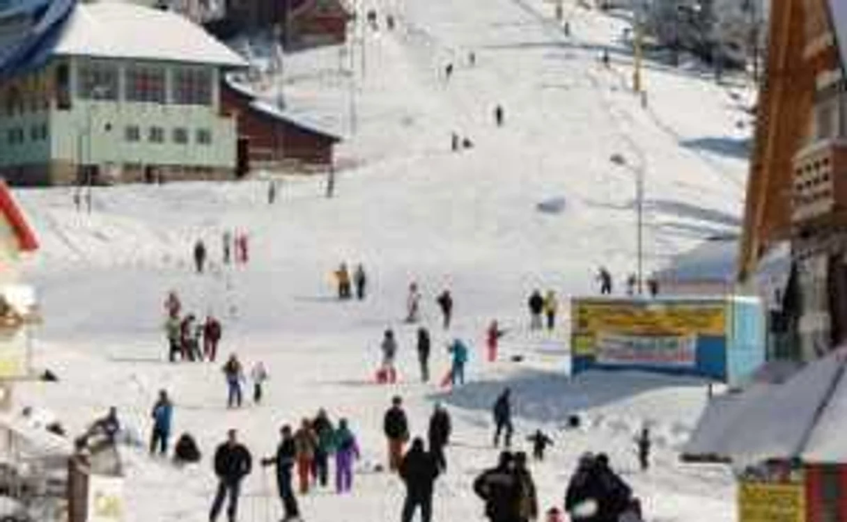 Staţiunea hunedoreană Parâng îşi atrage turiştii cu preţuri mici şi zăpadă pe pârtie