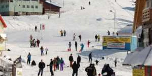 Staţiunea hunedoreană Parâng îşi atrage turiştii cu preţuri mici şi zăpadă pe pârtie