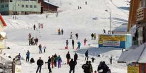 Staţiunea hunedoreană Parâng îşi atrage turiştii cu preţuri mici şi zăpadă pe pârtie