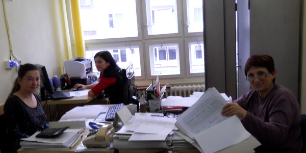 Funcţionarele de la serviciul Personal a Spitalului Judeţean triază dosarele candidaţilor  